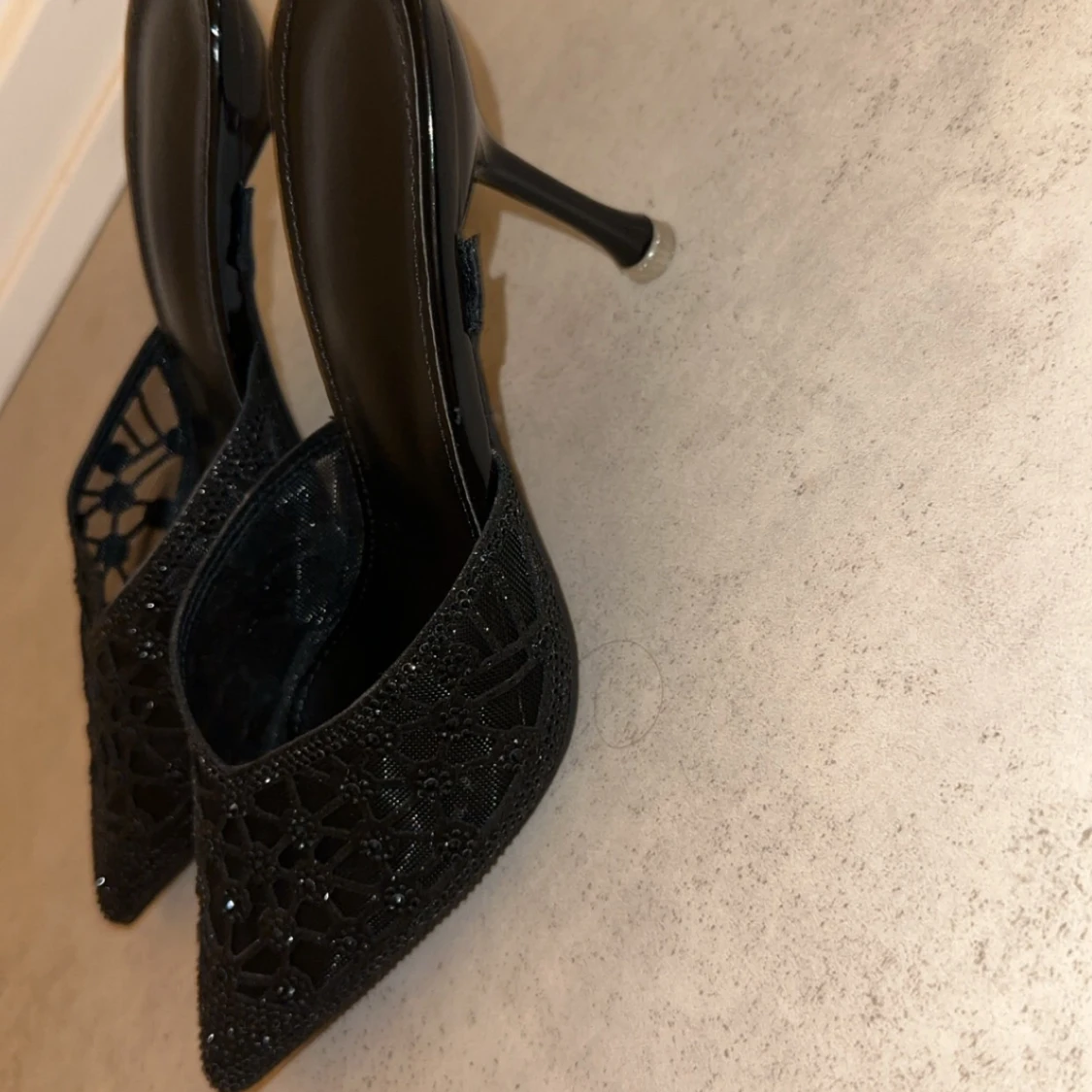 Helt nya svarta glitter klackar