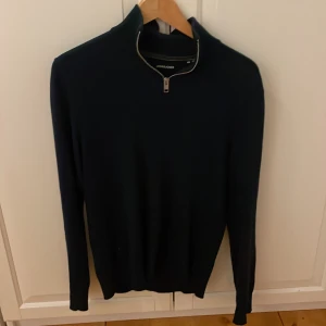 Jack and Jones halfzip  - Mörkblå halfzip knappt använt jätte bra skick storlek XS  Säljer för den är för liten  Pris kan diskuteras 