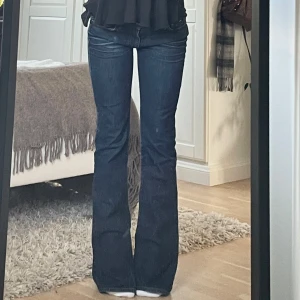 Bootcut jeans - Från Gas. Midjemåttet är 39cm tvärs över och innerbenslängden är 82cm. Skulle säga att de passar xs. Hör av er vid funderingar🫶
