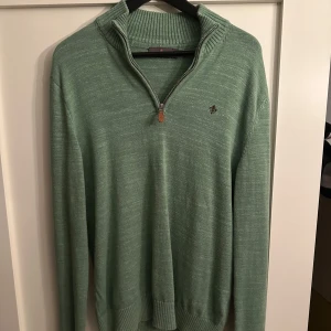 Morris half zip - Säljer en stickad Morris half zip i väldigt bra skick. Bara använd fåtal gånger. Skriv vid funderingar!