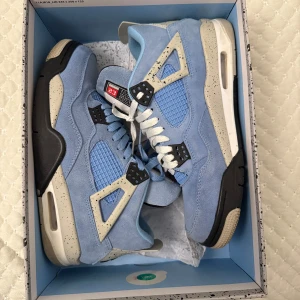 Jordan 4 University Blue  - Jordan 4 University Blue, vid funderingar är det bara att skriva 