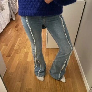 Coola lågmidjade bootcut jeans - Skitsnygga lågmidjade utsvängda jeans. Jätte bra skick och har blivit uppsydda på skrädderi. Kontakta för fler frågor☺️