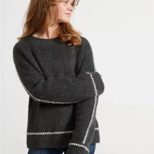 Grå stickad tröja med sömmar från Lindex 134/140 - Mysig, mjuk, stickad tröja med sömmar, från Lindex. Endast använd två gånger. Mycket fint skick. Storlek 134/140. Kostade 349 kr från början. Maskintvätt 40 grader.  