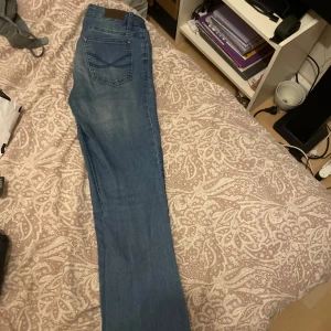 Lite bootcut jeans - Nästan aldrig använda. Sitter som 34 men är 36 
