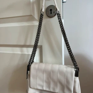 Beige väsks - Beige liten väska från zara, helt oanvänd med prislapp kvar.