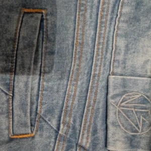 No Faith Studios - Riktigt coola Jeans från No Faith studios i bra skick  Midja: 80cm Längd: 118 cm Ben: 72cm 