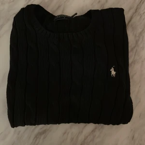 Kabelstickad Ralph Lauren tröja - Inköpt på NK i Stockholm. Använd ett fåtal gånger. 