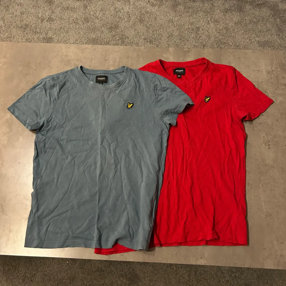 Säljer två stycken lyle & scott tröjor 14-15 years old. Ungefär lika stora som xs. En ”tangoröd” och en turkos. Om du vill ha en så kostar en 65…. T-shirts.