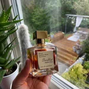 Barakkat ambre eve - Den är 99/100ml inte använd. Parfymen är inspirerad av den kända parfymen MFK Grand soir! Nypris:399kr  Jag tar gärna byten!