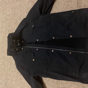 Lindeberg Jacka - Säljer en fräsch linderberg jacka som är i riktigt bra skick. Ny pris 3400kr 