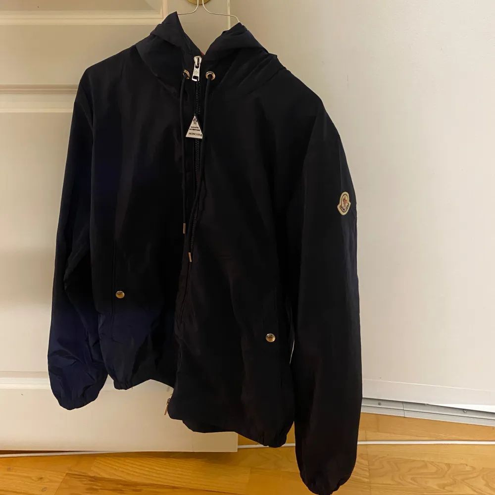 Säljer nu min snygga moncler cardigan/regnjacka. Inga defekter 10/10 skick då jag endast användt den ett fåtal gånger. Kom privat ifall ni vill veta något mer eller vill ha fler bilder.. Jackor.