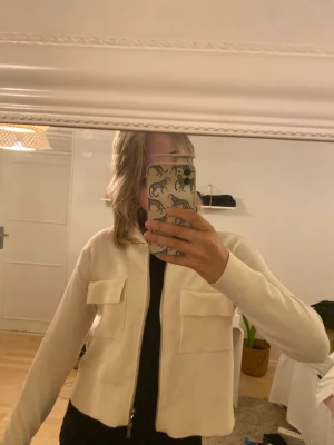 Kofta med fickor  - säljer nu denna snygga cremevita kofta från vero moda i stl XS då den är för liten för mig.