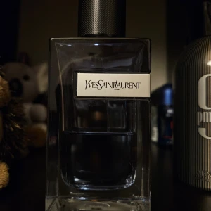 Ysl y live bytes - 100ml flaska i bra förvar. Har kvar lådan.  Bytes gärna mot en ysl edp, skriv på!