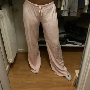 Rosa byxor - Säljer dessa supersköna byxorna då de ej används🥰