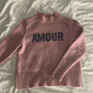 Zadig tröja  - Otroligt fin Zadig &voltare tröja i storlek 12-XS .tröjan är lite nopprig men ingenting man riktigt tänkte på ,dån är även lite krympt men passar mig som har 12 i Zadig storlekar .Skriv för fler bilder ❤️🥰🥰