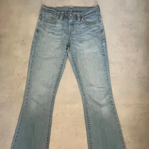 Lågmidjade jeans - Säljer mina lågmidjade Levi’s jeans. Använt lite men är i väldigt gott skick. Innerbensmått 78, Midja tvärs över 37