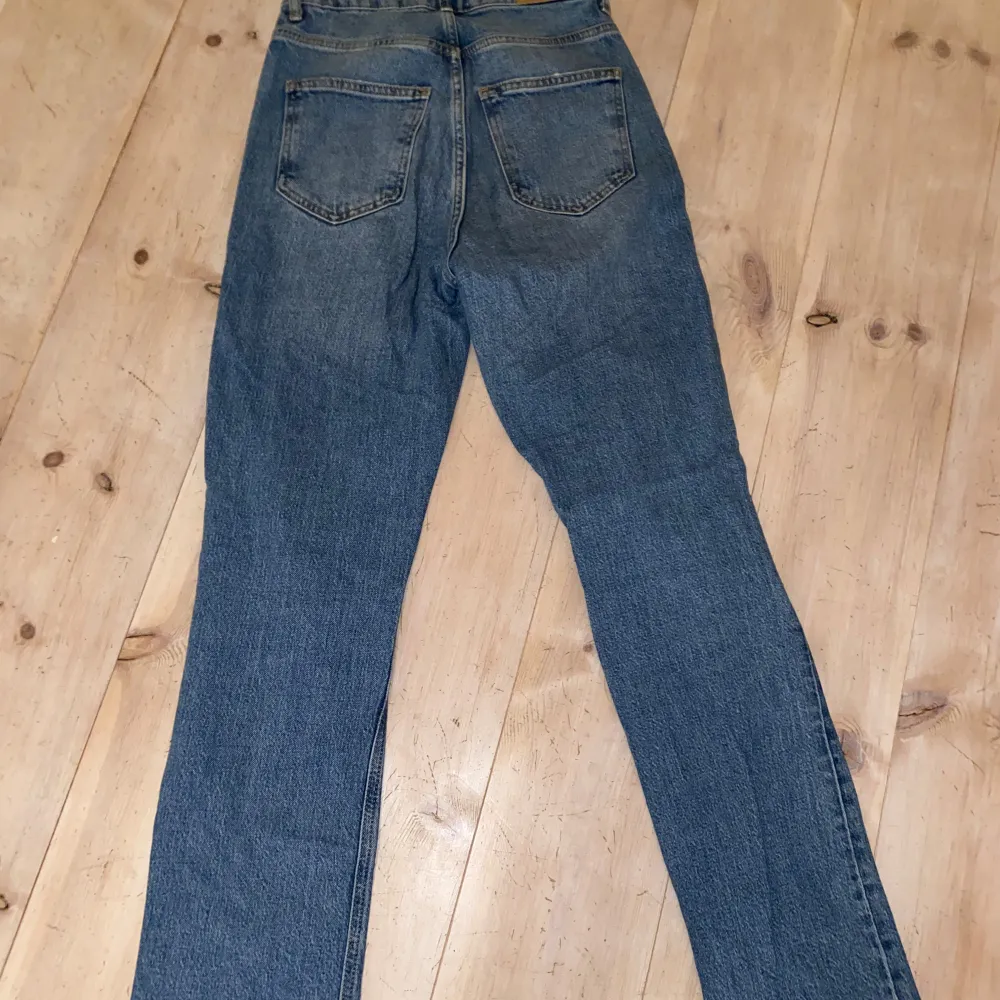 Högmidjade blåa jeans från Gina Tricot i storlek 32. Tajta över rumpa/lår med slits nertill. Däremot avklippta då dom var för långa, men passar perfekt för mig som är 160💕. Jeans & Byxor.