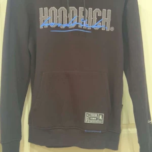 Hoodrich hoodie - Hoodrich hoodie svart och blå inte andvänd så många gånger men bra i skick