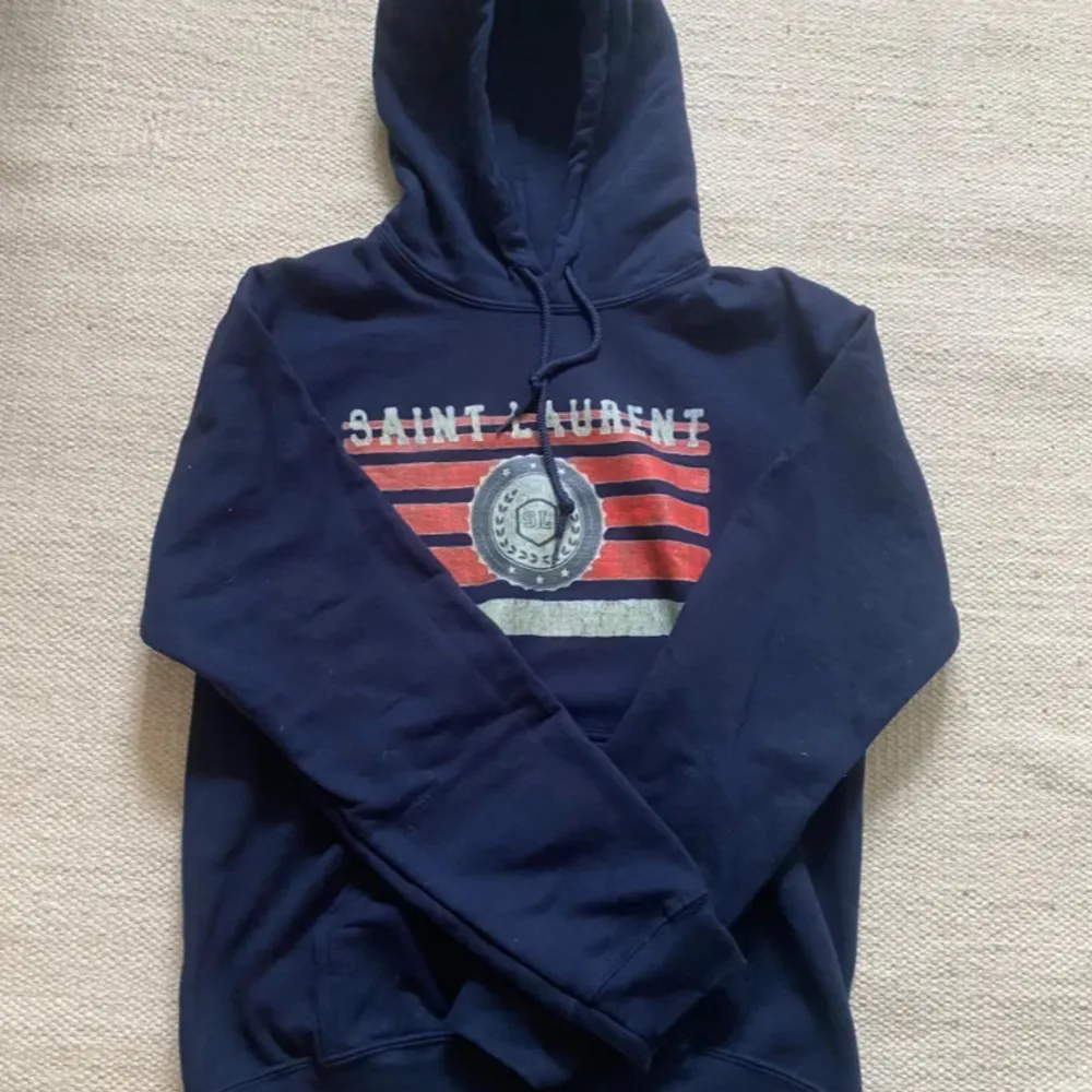 Saint lurent Hoodie i m kan tänka mig byten och priset är int hugget i sten. Hoodies.