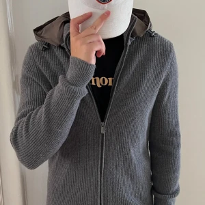 Massimo dutti cardigan - Säljer min cardigan då jag inte använder den alls, köpt förra året och modellen säljs inte längre! Luvan går att ta av om man vill, sjukt snygg men har ingen plats i min garderob längre!