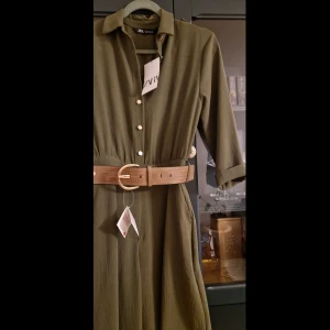Zara Jumpsuit ♡ - Säljer hel ny jumpsuit från Zara  ♡ -Den kommer med en snygg bälte.  ♡ -Den formar kroppen så fin!   (Kostade 559kr men jag säljer för 300).  