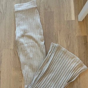 Ribbade beiga loungebyxor - Fina loungebyxor från Gina med slit nertill. 