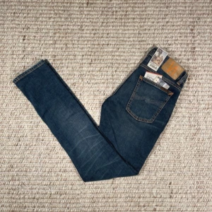 Nudie jeans - Feta nudie jeans i nyskick! Storlek 28:32 Modell Tight Terry Hör av dig vid fler frågor eller funderingar! OBS! Inte alla lappar på bilden medföljer.