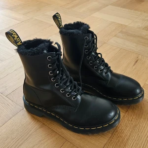Dr. Martens kängor - Säljer tyvärr mina Dr.Martens (modell 1460 Serena) då de är för små! Jättemysig fodring gör dem perfekta till höst och vinter! I bra skick med tecken på använding (framgår i bilderna), sparsamt använda under 1 höst/vinter. Nypris 2200. Dma för frågor