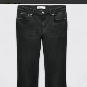 Zara jeans  - Säljer nu mina zara low waist jeans i svart, storlek 32 men skulle säga xs/s💗fint skick 