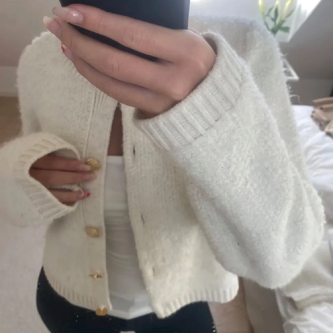 Vit kofta med guldknappar - 90