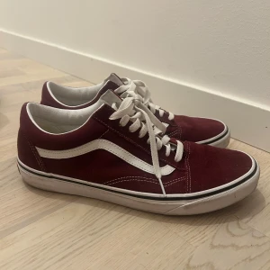 Vans - Jag säljer mina vin röda vans då dem ej kommer till användning. Skorna är använda 2-3 gånger och är i väldigt bra skick. Box finns kvar!