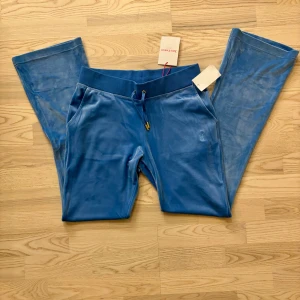 Finaste mjukisbyxorna från Juicy Couture💙 - Asfina blå mjukisbyxor från Juicy Couture. Passar både M och S. 
