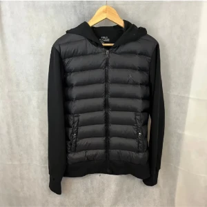 Svart Ralph lauren cardigan. - Snygg svart cardigan från Polo Ralph Lauren.🌟 Perfekt för att hålla dig varm nu i vår men också se bra ut!🙌
