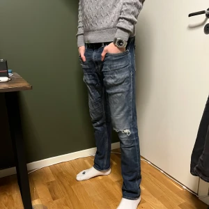 Tiger of Sweden jeans - Stilrena jeans med en snygg slitning | 31”30 | använt skick | nypris runt 1500kr | vårat pris : 120kr | priset inte hugget i sten | skriv vid mer frågor