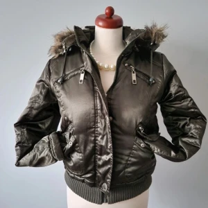 2000s jacka - Jätte söt jacka med päls på insidan och på luvan💕inga defekter alls!