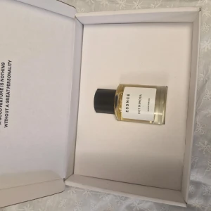 Essence Hot Mimosa Eau de Parfum - Upptäck Essence Hot Mimosa Eau de Parfum, en elegant doft i en stilren glasflaska med svart kork. Perfekt för den som söker en unik och fräsch doftupplevelse.