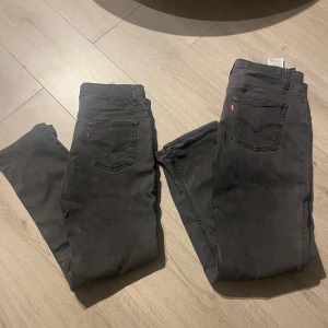 Levis jeans - Säljer nu mina riktigt snygga Levis jeans, riktigt snygga och går att göra riktigt snygga outfits till säljer båda paren i samma storlek, 1 par för 350 2 par 600 vid fler frågor hör jätte gärna av er så svarar jag så snabbt jag kan 😎