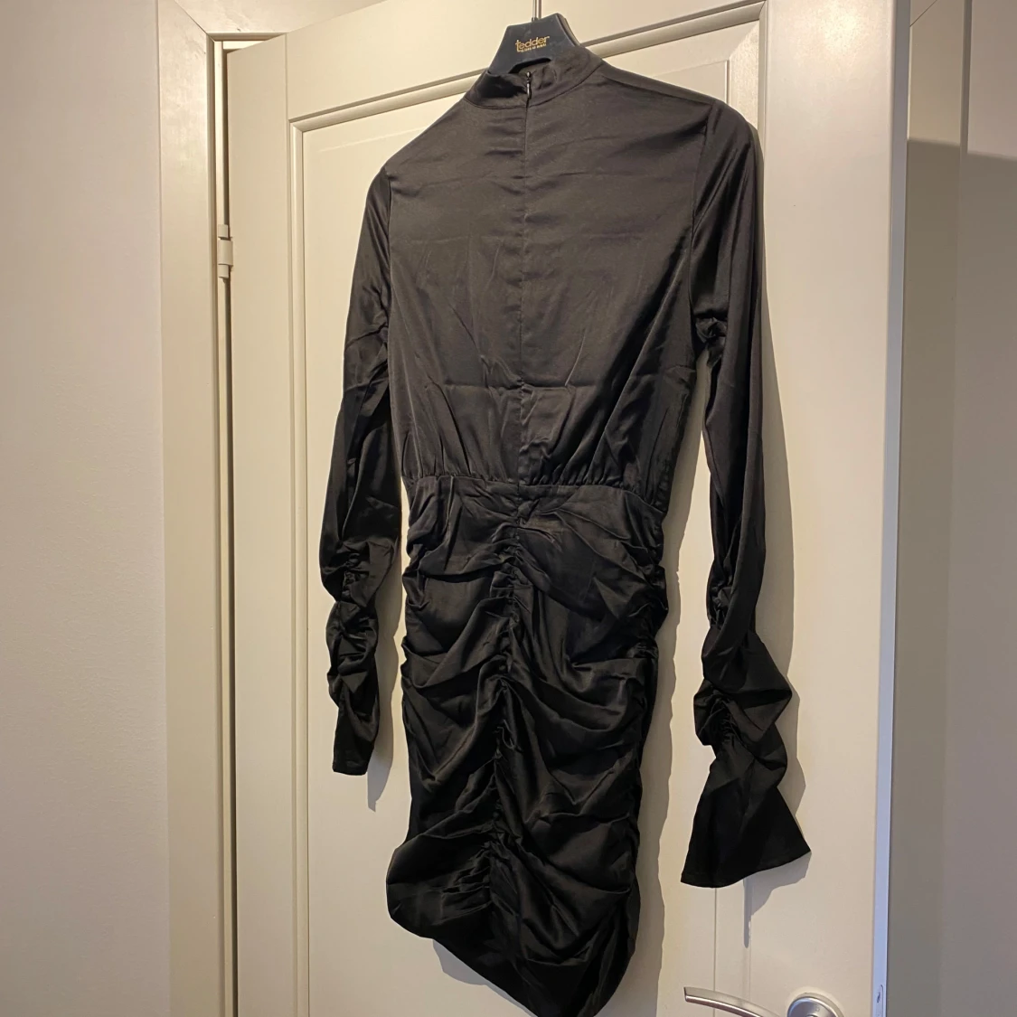 Svart klänning med rynkdetaljer - 1