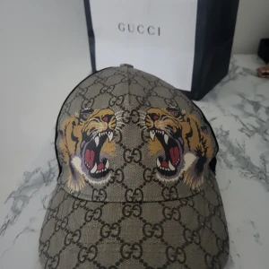 Gucci keps (äkta) - Snygg gucci keps Perfekt för att ge din outfit en lyxig touch. Den köptes för 6000kr säljes för 3000kr storlek L59
