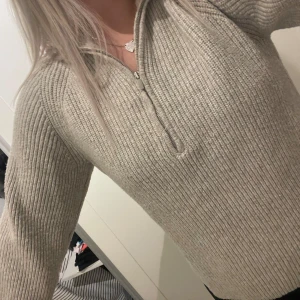 Tröja - Superfin stickad beige tröja med krage och dragkedja!