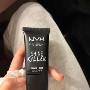 NYX Shine Killer Primer - Säljer en oanvänd NYX Shine Killer Primer som hjälper till att kontrollera glans och ger en matt finish. Perfekt för att förbereda huden innan sminkapplicering. Kommer i en smidig tub på 20 ml.