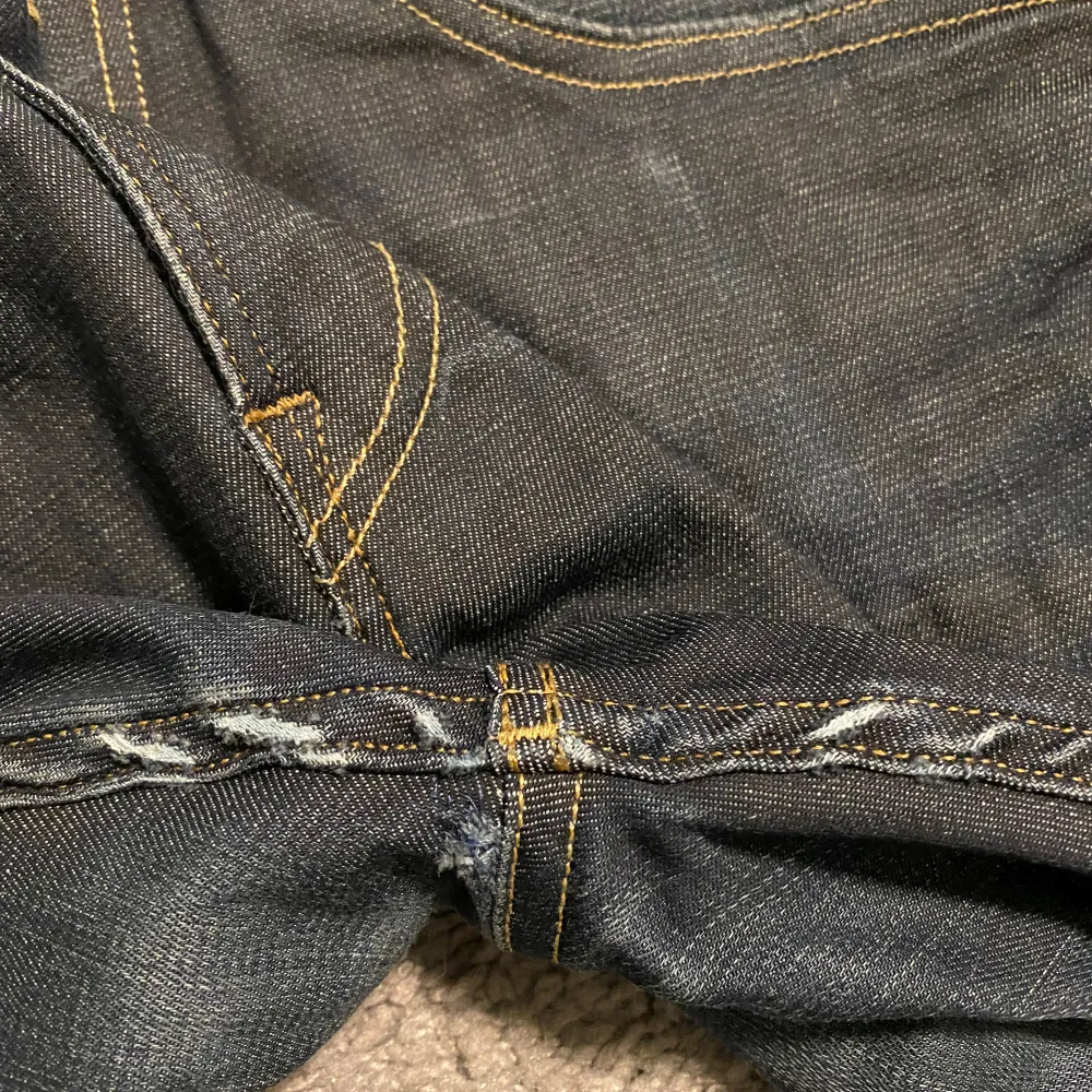 Ett par riktigt snygga replay jeans. Modellen är jondrill. Skick 9/10 förutom litet håll vid skrevet bild 3. Nypris 1699kr. Mitt pris 219kr!! Skriv vid minsta fundering mvh Lysekilsgarderoben!!. Farkut & Housut.