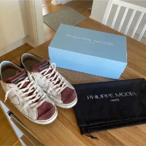 Philippe model - Philippe model till sveriges bästa pris, nypris ligger på runt 2700kr mitt pris 899kr 🤭. Skick 7.4/10 Kom med pris förslag och frågor (dust bag och allt og medkommer)‼️