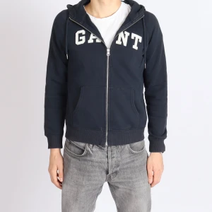 Blå Ziphoodie från GANT - Mycket bra kvalitet | Skick 8/10 bara använd några gånger | Mörkblå Zip Hoodie | Modellen är 183 och väger ca 65 kg | Storlek M, passar S också | Nypris 799kr | Vårt pris 249 kr