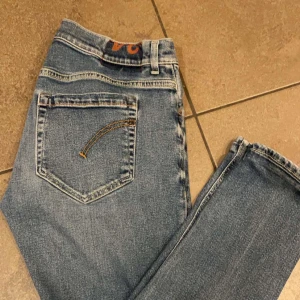 Dondup George - Hej! Säljer ett par Dondup Jeans i modellen George 💫 || Skick: Mycket bra || Storlek : W34 men passar 33 32 || Har du några frågor är det bara att höra av sig 🙌