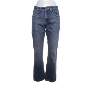 Blå jeans bootcut  - Snygga blå jeans från märket Marcus med broderade detaljer på bakfickorna. De har en klassisk femficksdesign och en bekväm passform.💗i storlek 29/30