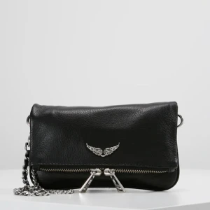 Svart zadig & voltaire väska - Intressekoll på min fina zadig & voltaire väska! Väskan är i den lilla modellen och är köpt på Nk och är äkta. Väskan har inga tecken på andvändning och säljs pågrund av att jag inte andvänder den. Påse till väskan ingår på köpet. Priset går att diskuteras. Hör av dig för fler bilder💗