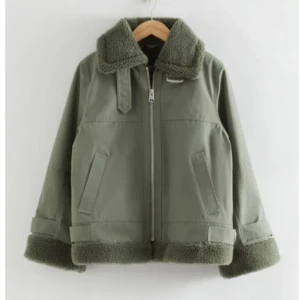 &OtherStories jacka khaki - Säljer min snygga jacka från &other stories! Knappt använd, varm med snygga bältesdetaljer, går att spänna i halsen💞Nypris 1400kr!