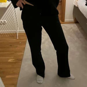 Svarta lågmidjade kostymbyxor - Sååå snygga långmidjade kostymbyxor🍓🍓