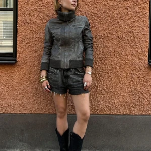 Grå skinnjacka med krage  - Svinsnygg skinnjacka köpt här på plick från NIXI! I fint skick! 💞Storlek M, men skulle säga att den är mindre i storleken💞Köpte för 500kr🫶🏼
